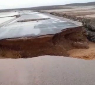 شاهدوا .. أمطار غزيرة بالجفر وهبوط شارع رئيسي
