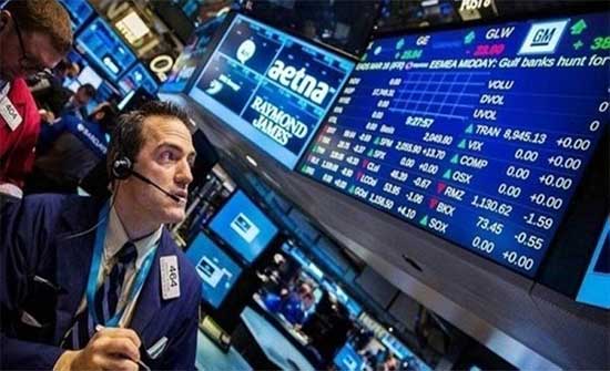 تراجع مؤشرات الأسهم الأميركية وانهيار أحد البنوك