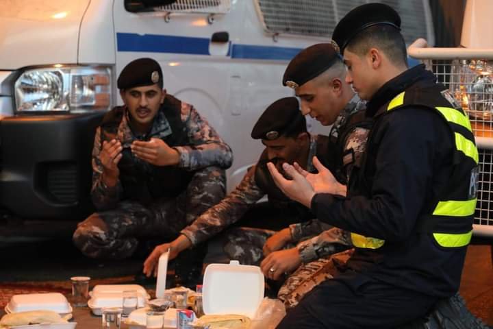 بالصور.. نشامى الأمن العام وقت الغروب أول ايام الشهر الفضيل بالصور.. نشامى الأمن العام وقت الغروب أول ايام الشهر الفضيل