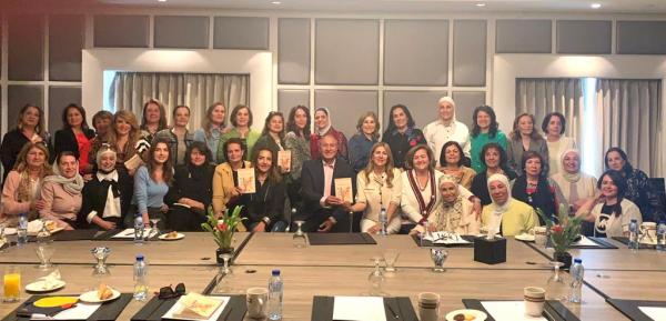 بالفيديو ... الرواشدة يناقش ويوقع روايته "المطهوان" لسيدات نادي الكتاب