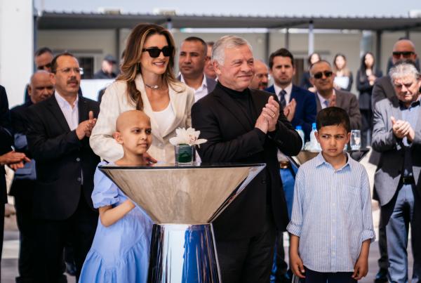 بالصور .. الملك يضع حجر الأساس لمشروع مركز الحسين للسرطان بالعقبة