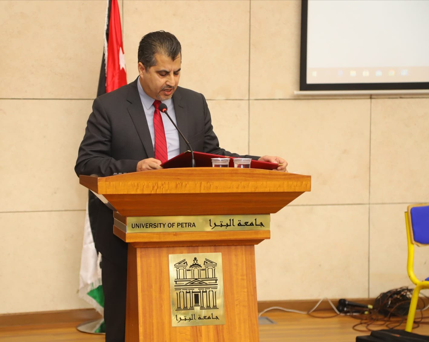 جامعة البترا تستقبل يوم العربية بـقصائد مُغَنّاة جامعة البترا تستقبل يوم العربية بـقصائد مُغَنّاة