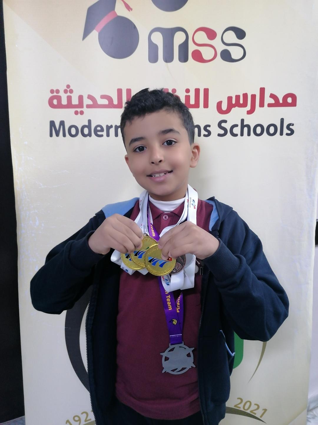 أحمد أبو الغنم من مدارس النظم الحديثة يقتنص الذهبية في السباحة