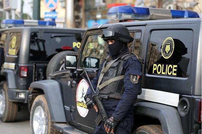 أثناء جلسة صلح مع زوجته... قتلها وأولادهما وأفراد من عائلتها في مصر