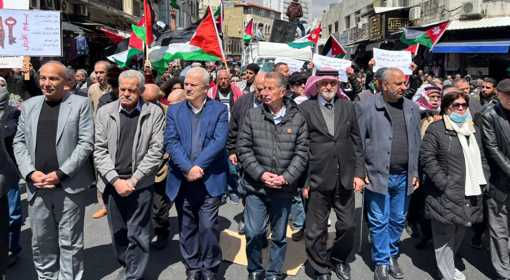 أردنيون يشاركون في مسيرة حاشدة لإحياء يوم الأرض في عمان