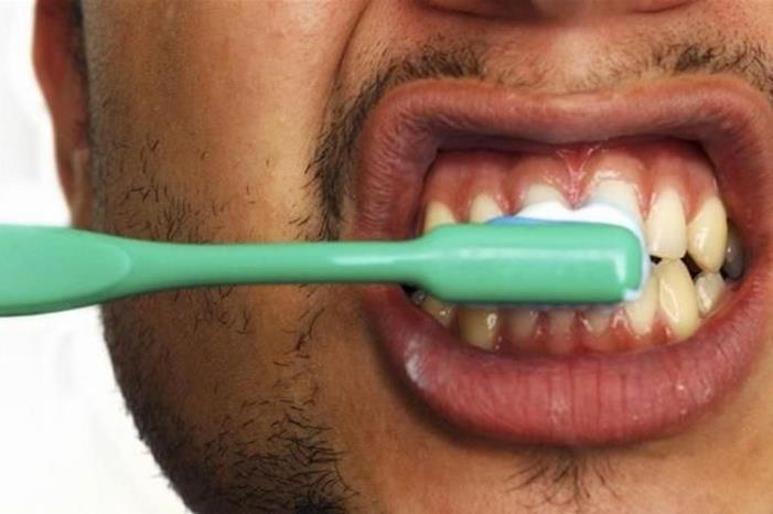أضرار لا تحصى لتنظيف الأسنان أثناء الاستحمام .. تعرف عليها!