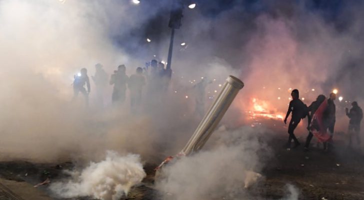 إصابة ٤٤١ شرطيا وتوقيف ٤٥٧ شخصا في احتجاجات فرنسا