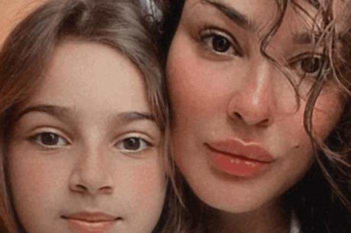 ابنة نادين نسيب نجيم تبكي بسبب والدتها .. اليكم ما حصل