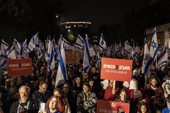 جيش الاحتلال يعلن حالة التأهب <br> מחאות מתגברות נגד פיטורי שר הביטחון