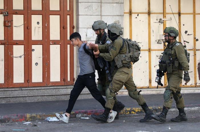 الاحتلال يعتدي على مجمع طبي برام الله ويعتقل 28 فلسطينيا بالضفة