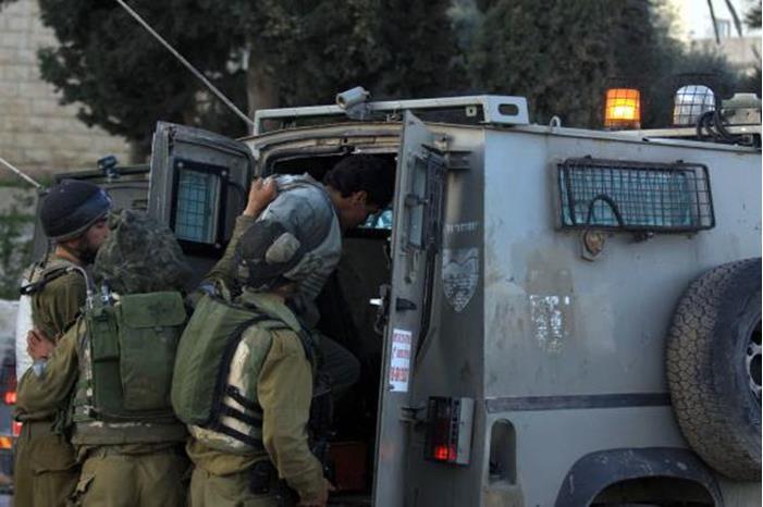 الاحتلال يعتقل 3 فلسطينيين من الخليل