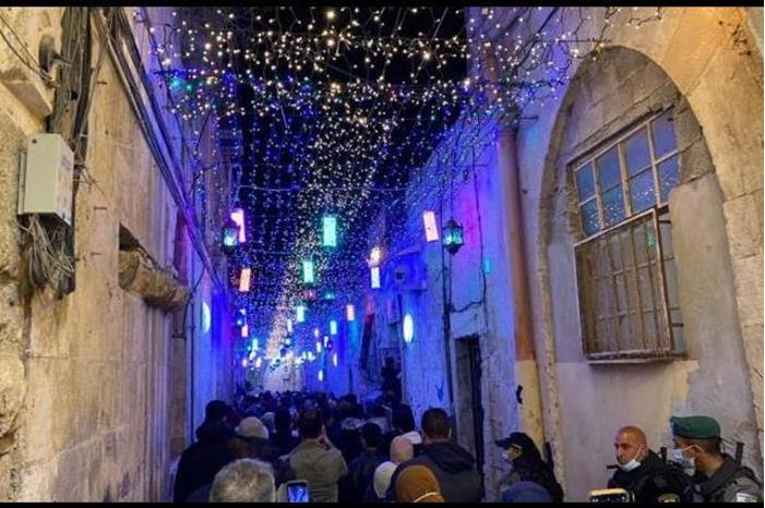 الاحتلال يقتحم حي باب حطة في القدس ويزيل زينة رمضان