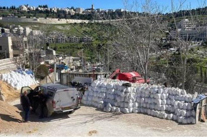 الاحتلال يهدم معمل طوب يستولي على معداته في القدس