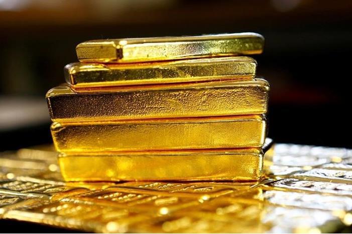 الذهب يهبط عالمياً متأثراً بازمة القطاع المصرفي