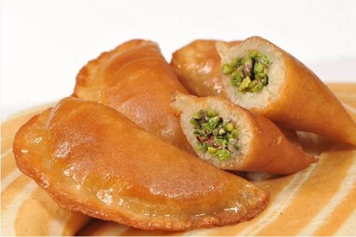 القطايف حاضرة على موائد الأردنيين الرمضانية