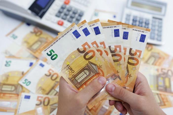انخفاض اليورو مقابل الدولار بأكثر من 1%