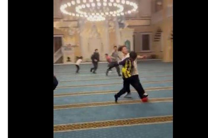 شاهدوا .. اطفال يلعبون كرة القدم داخل المسجد في تركيا