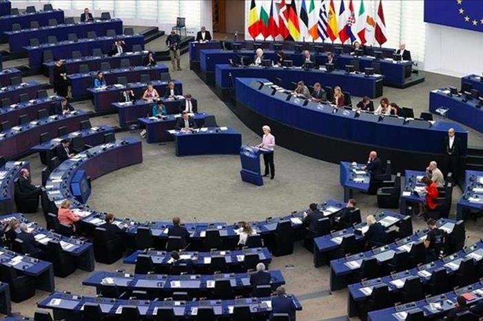برلماني أوروبي يدين قرار بريطانيا إمداد أوكرانيا بقذائف اليورانيوم المنضب