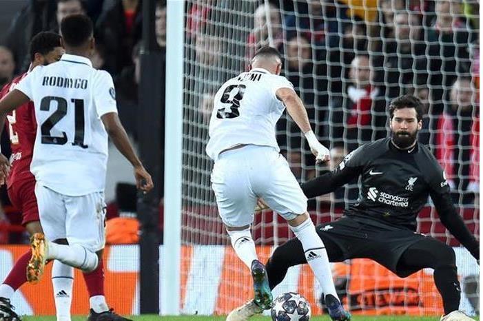 بنزيما وصلاح في واجهة التشكيل المتوقع للريال وليفربول