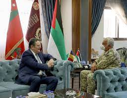 صورة حول : رئيس هيئة الأركان يستقبل السفير الروماني رئيس هيئة الأركان يستقبل السفير الروماني