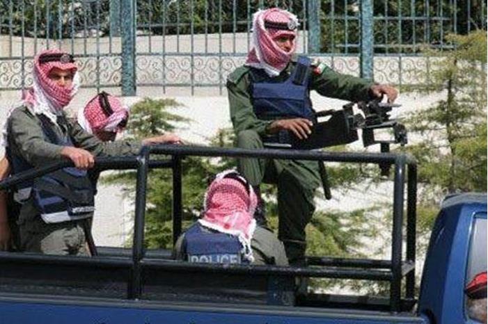 شرطة البادية الملكية تخلي عائلة علقت مركبتهم في منطقة باير