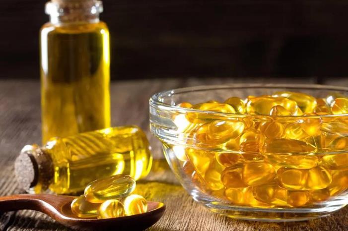 طبيبة تكشف فوائد وأضرار زيت السمك