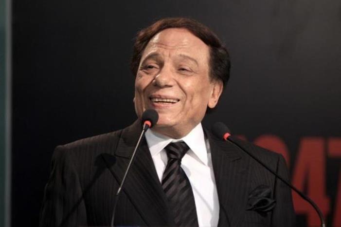 عادل إمام يبحث عن السيناريو المناسب للعودة إلى نشاطه الفني