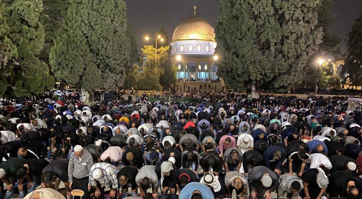 عشرات الآلاف يؤدون صلاتي العشاء والتراويح في المسجد الأقصى