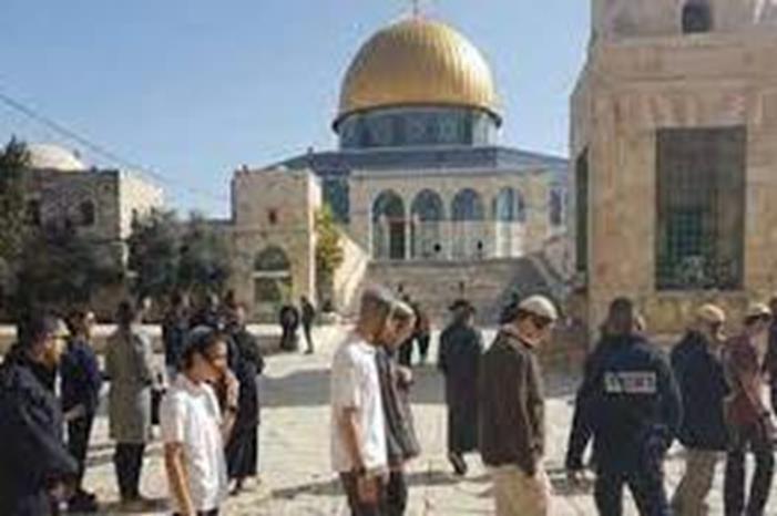 عشرات المستوطنين يقتحمون المسجد الأقصى بحراسة شرطة الاحتلال