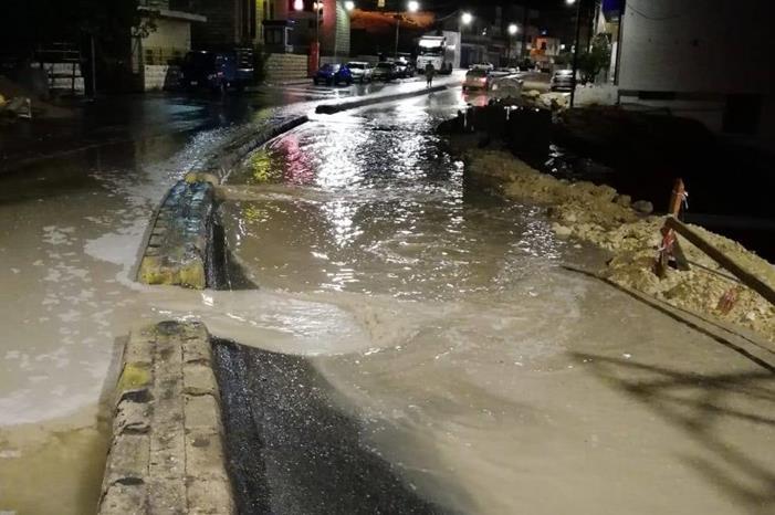 فرق طوارئ الطفيلة تنفذ خطة للتعامل مع آثار العاصفة الرعدية