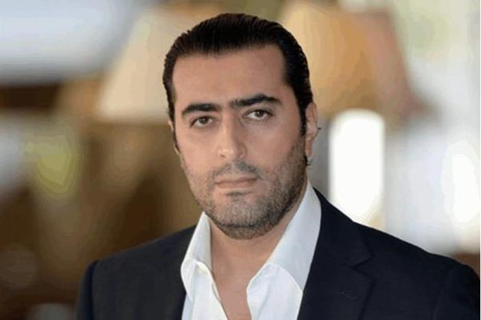 في موقف انساني .. باسم ياخور يوقف التصوير لمساعدة رجل مسن