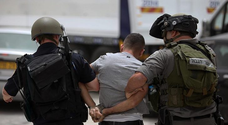 قوات الاحتلال تعتقل ١٤ فلسطينيا بالضفة الغربية والقدس