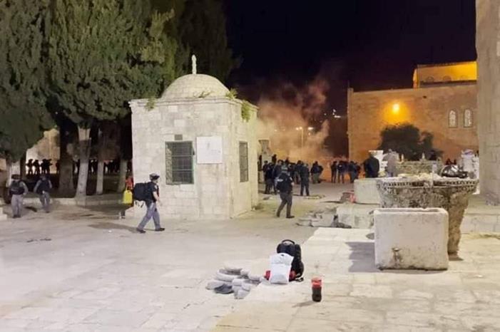 قوات الاحتلال تقتحم المسجد الأقصى وتقمع المصلين المعتكفين وتخرجهم بالقوة