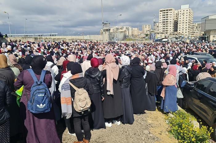 قيود إسرائيلية مشددة على المصلين المتجهين للمسجد الأقصى