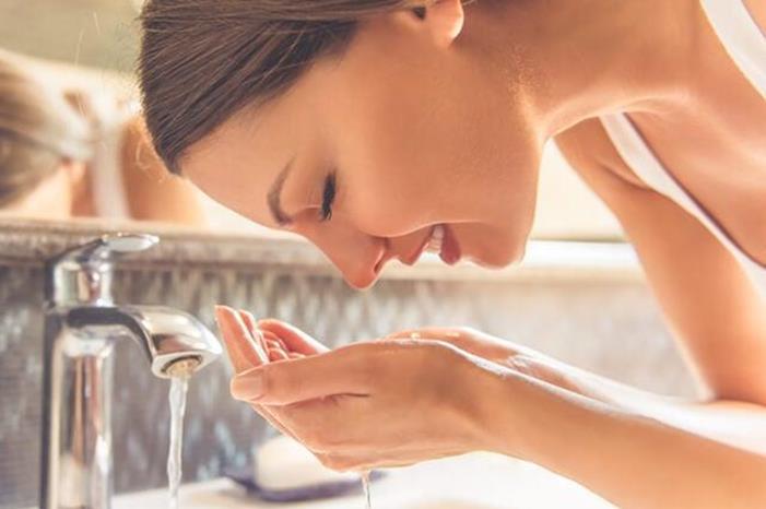 كم مرة يجب عليكِ أن تغسلي وجهك في اليوم؟.. بشرتك تحدد الأمر