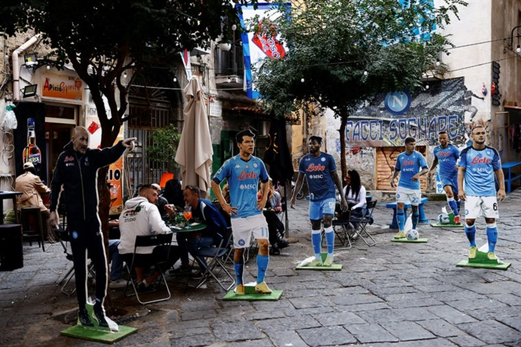 مدينة نابولي تتوشح بالأزرق استعداداً للتتويج بلقب الدوري