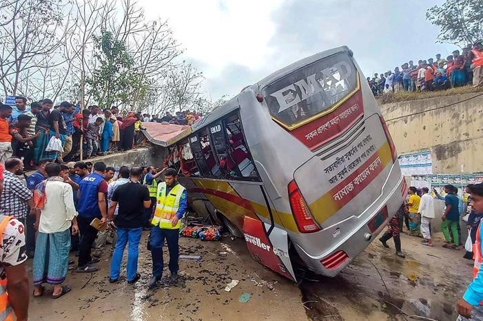 مصرع 17 شخصاً بحادث تحطم حافلة في بنغلاديش