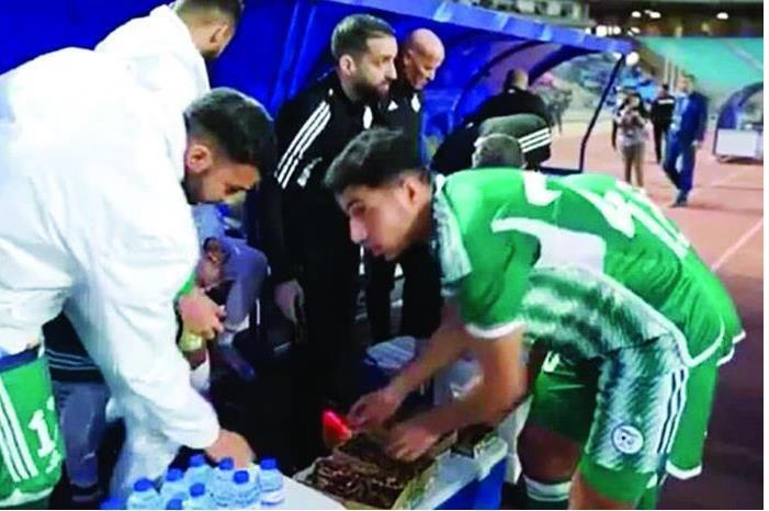 ملاعب العالم تتوقف مع أذان المغرب احتراماً للاعبين الصائمين
