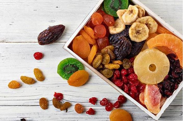 من بينها تزويد الجسم بالمغذيات .... فوائد الفواكه المجففة في رمضان