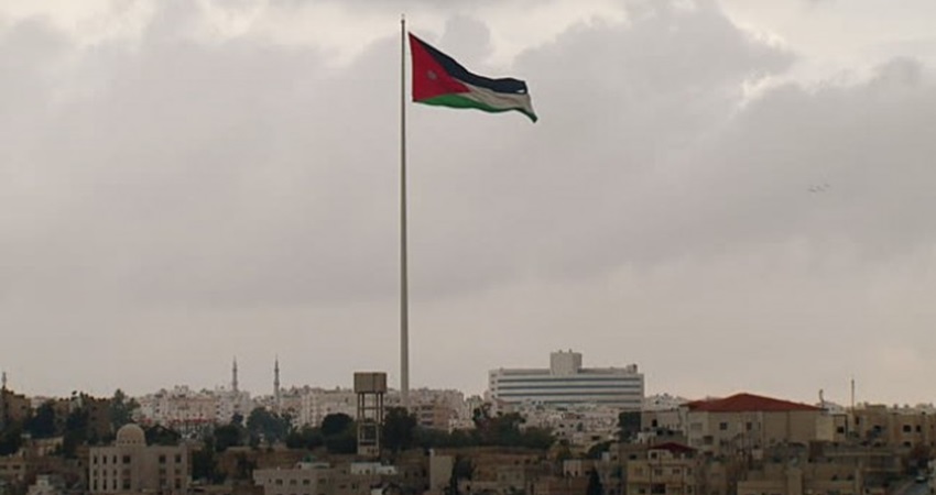 انخفاض على درجات الحرارة وزخات رعدية على أجزاء من البادية