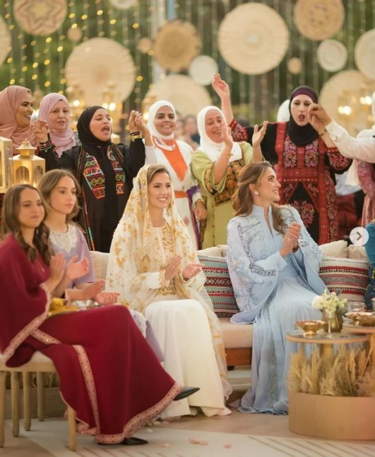 شاهدوا أناقة وإطلالة الأميرتَين ايمان وسلمى