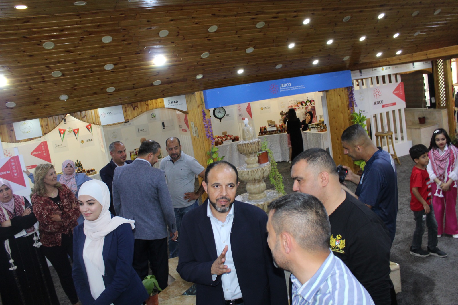 مصور.. الكايد يفتتح معرض الصيف للمنتوجات الريفية ومنتجع شلالات راجب  