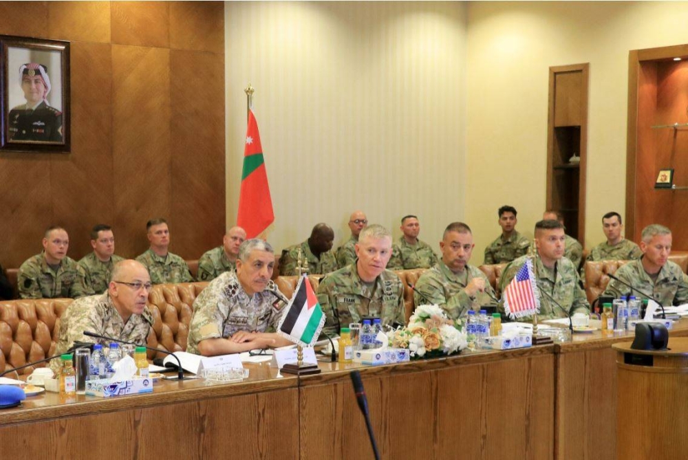نائب رئيس هيئة الأركان يستقبل قائد القوات البرية المركزية الأميركية
