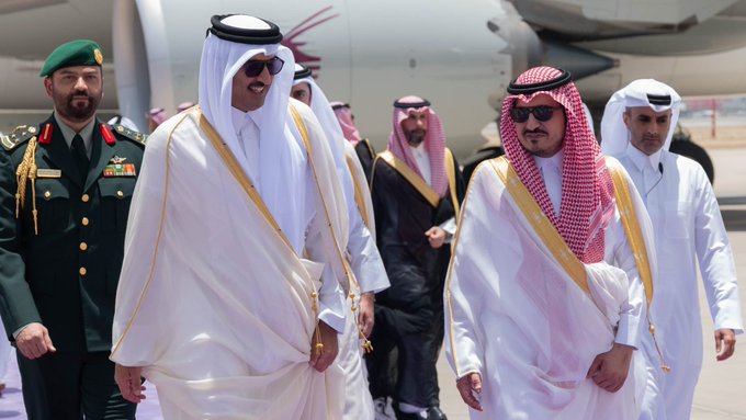 لماذا غادر أمير قطر جدة بعد ساعتين من انطلاق القمة العربية
