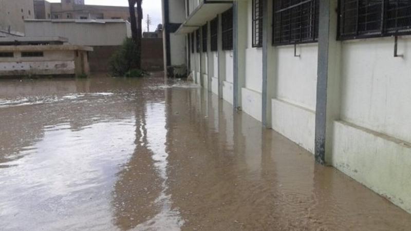 إخلاء طلاب مدرسة في بيرين بسبب مياه الأمطار