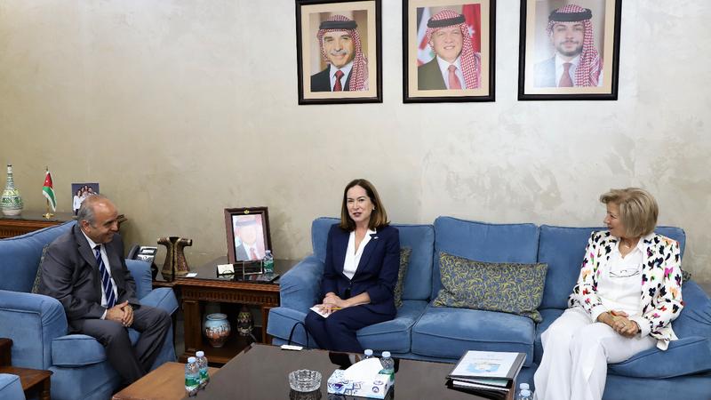 وزير التربية يبحث مع مساعدة وزير الخارجية الأميركية التعاون بالبرامج التعليمية وزير التربية يبحث مع مساعدة وزير الخارجية الأميركية التعاون بالبرامج التعليمية