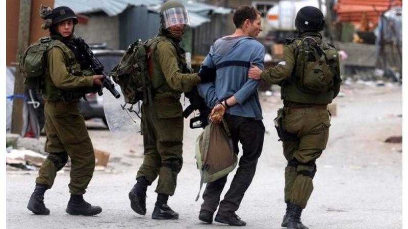 اعتقال 14 بالضفة والقدس والاحتلال يواصل إغلاق مداخل قرية المغير برام الله 
