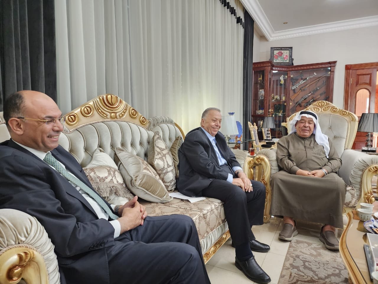 وفد من جماعة عمان لحورات المستقبل يلتقي الروابدة وفد من جماعة عمان لحورات المستقبل يلتقي الروابدة