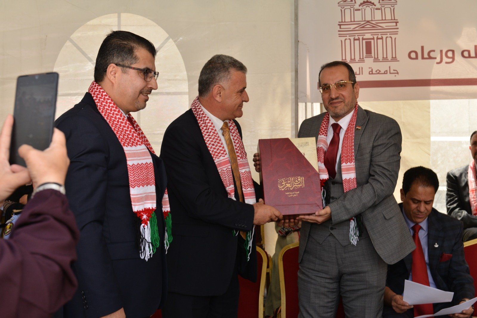 جامعة البترا تحتفل بعيد الاستقلال بمشاركة طلبة الجاليات وعدد من الدبلوماسيين جامعة البترا تحتفل بعيد الاستقلال بمشاركة طلبة الجاليات وعدد من الدبلوماسيين