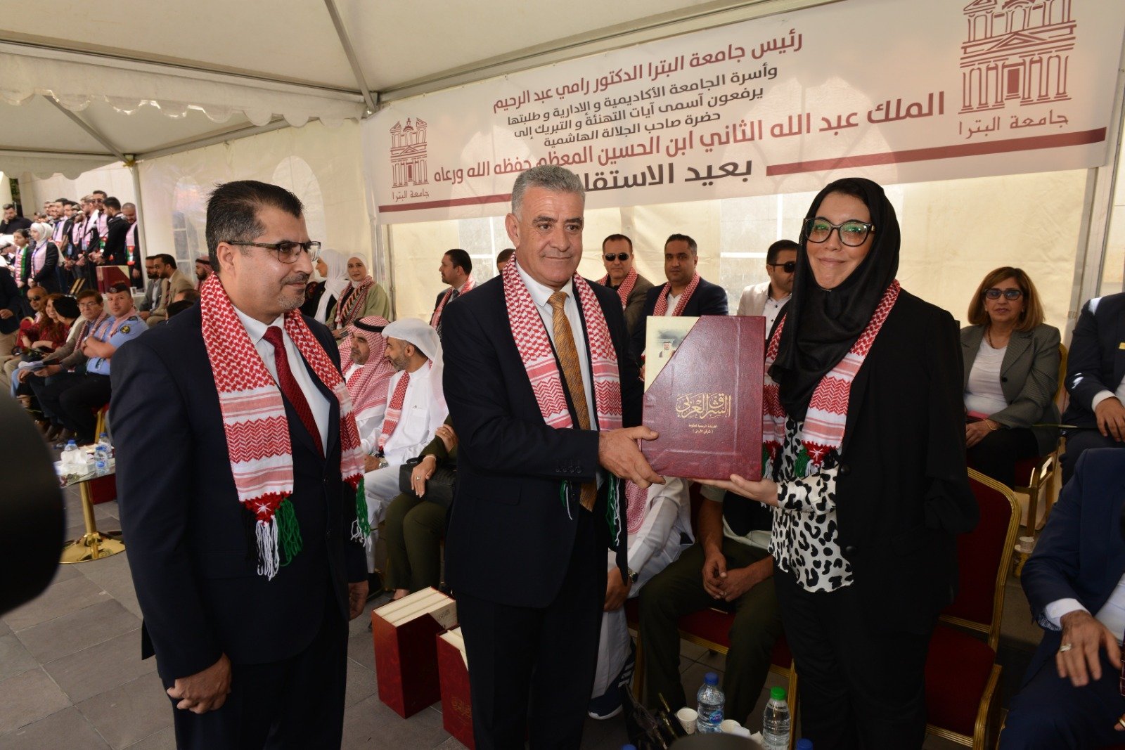 جامعة البترا تحتفل بعيد الاستقلال بمشاركة طلبة الجاليات وعدد من الدبلوماسيين جامعة البترا تحتفل بعيد الاستقلال بمشاركة طلبة الجاليات وعدد من الدبلوماسيين